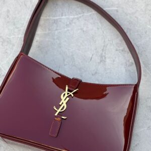 حقيبة كتف سان لوران باللون البرغندي المميز