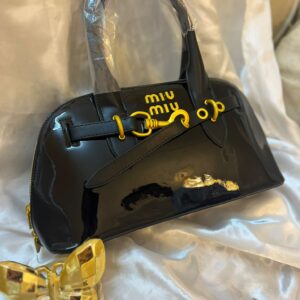 حقيبة ميو ميو لميع لون اسود حجم كبير