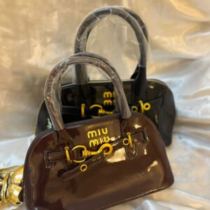 حقيبة ميو ميو لميع لون بني