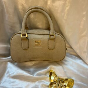 حقيبة ميو ميو شمواه لون بيج