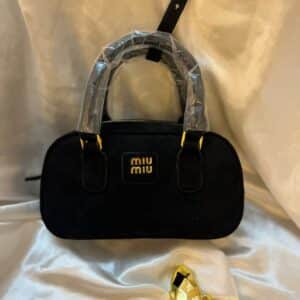 حقيبة ميو ميو شمواه لون اسود