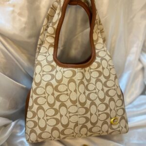 حقيبة كوتش حجم وسط لون اسود