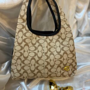 حقيبة كوتش لون اسود حجم وسط