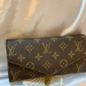 محفظة لويس فيتون لون بني حجم كبير