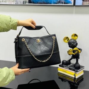 حقيبة شانيل جلد لون اسود جديد