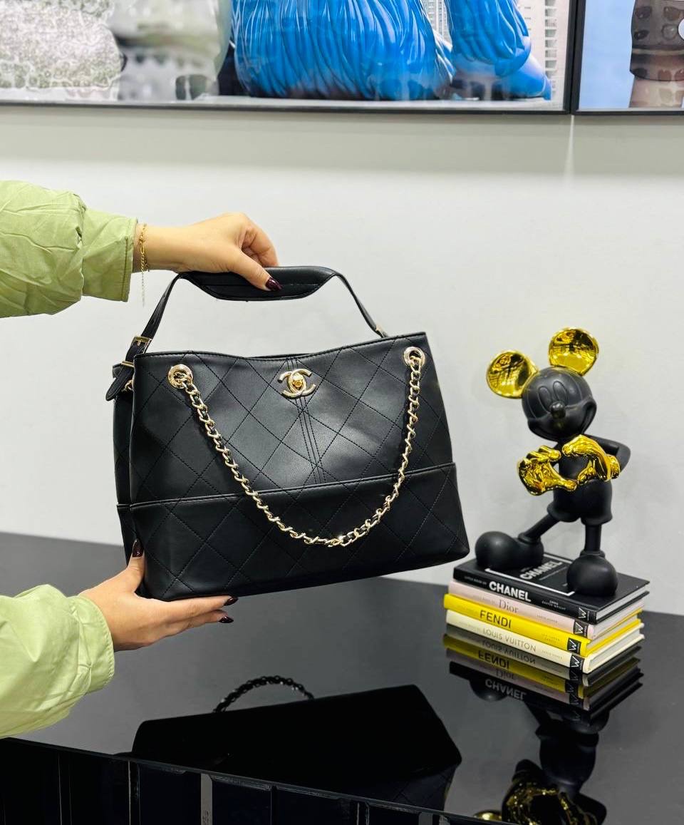 حقيبة شانيل جلد لون اسود جديد