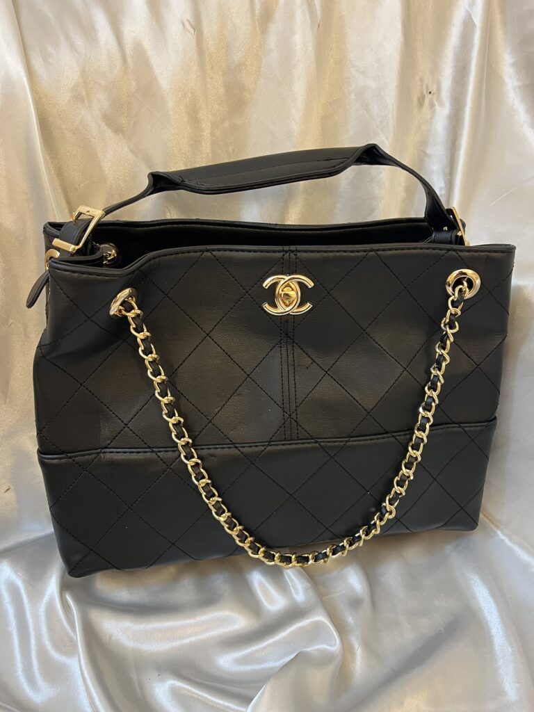 حقيبة شانيل جلد لون اسود